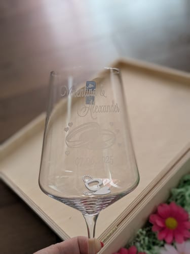 Kundenbewertung mit Foto zu 2x engraved wine glasses including printed wooden box - Pink Rose - Personalized with name and date - Wedding gift - Color: Puccini + Kiste, Personalization: Valentina 
Alexander 
07.06.2025