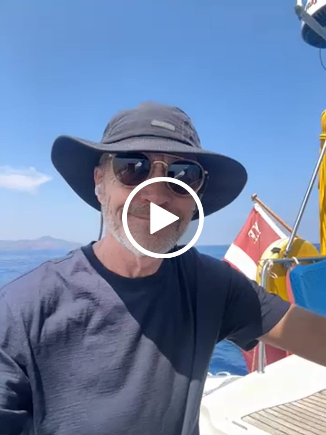 Customer video review of The Regular T-Shirt - Blue