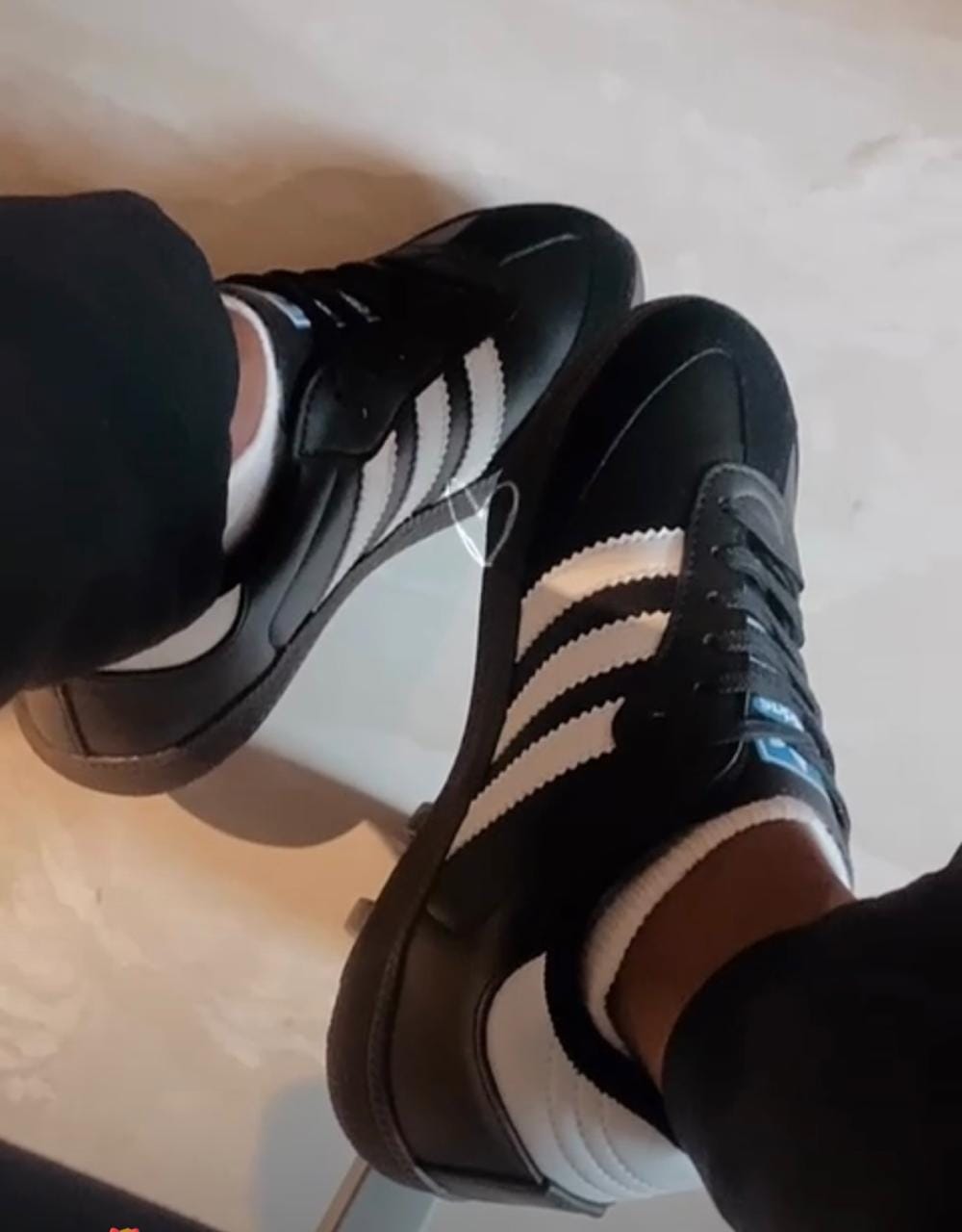 Customer photo review of Tenis Samba Negro Blanco