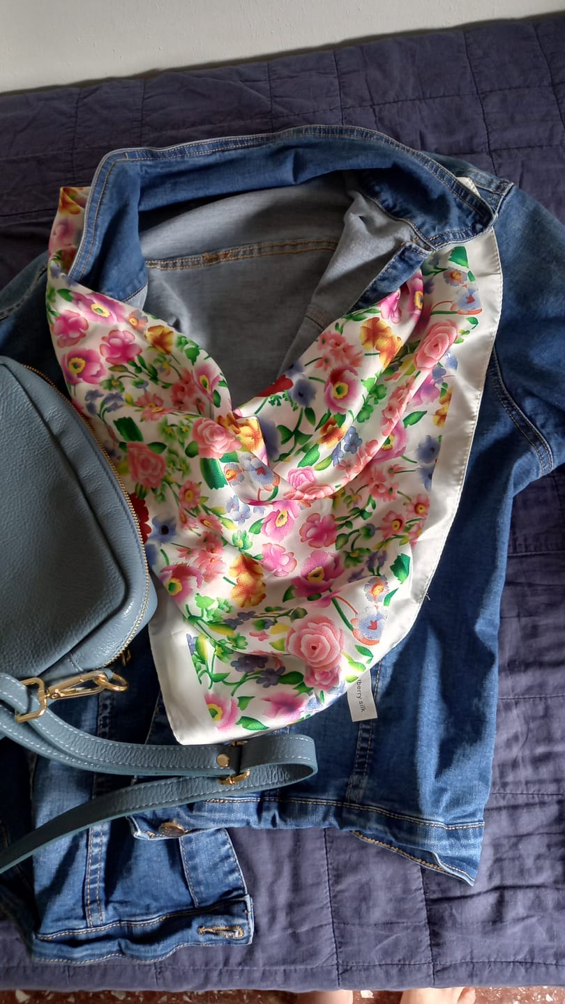 Customer photo review of Fiore Foulard (100% Seta - 70cm)