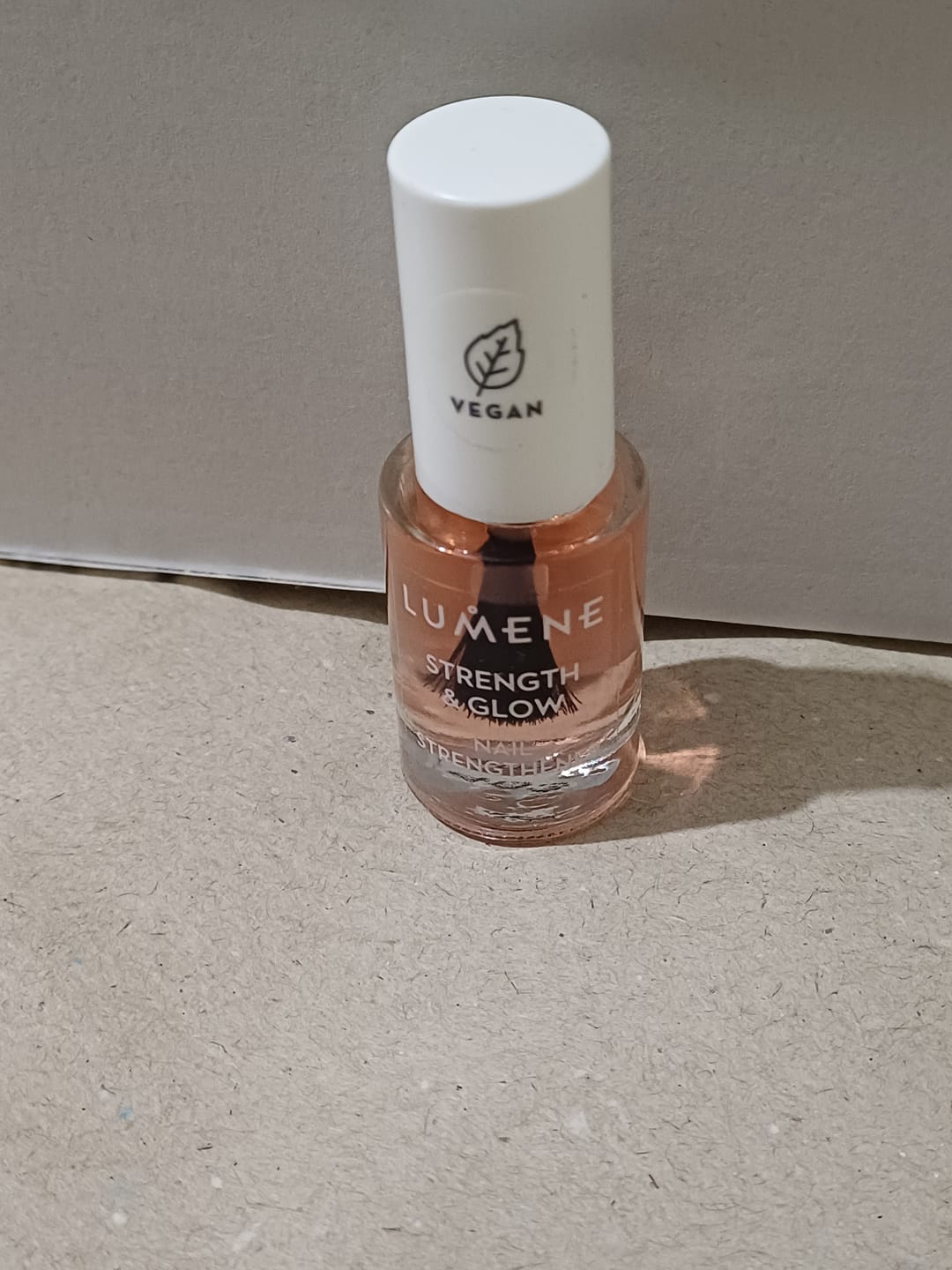 Customer photo review of Ускоряващ растежа заздравител за чупливи нокти Lumene Strength & Glow