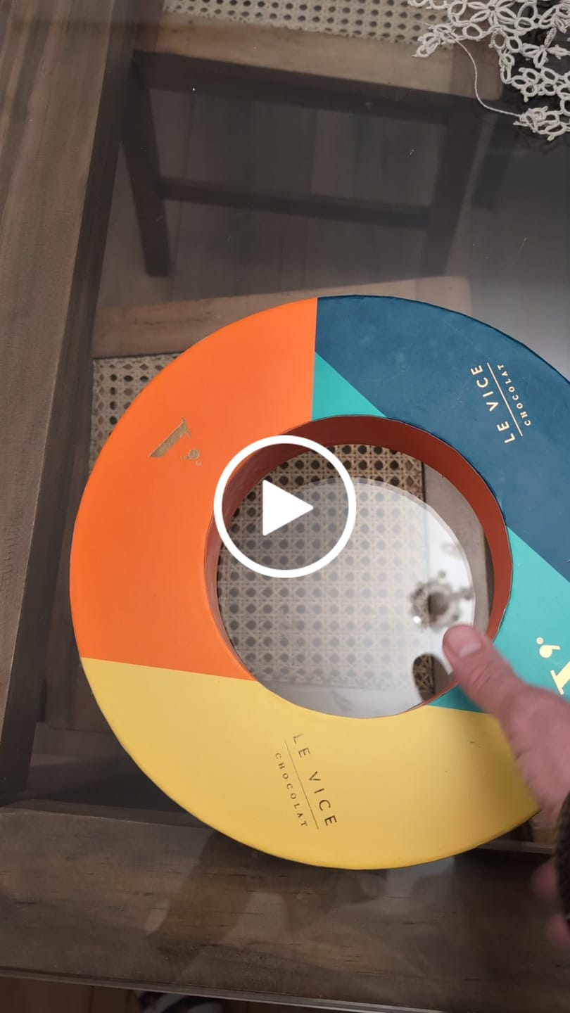 Customer video review of Caja 20 Macarons