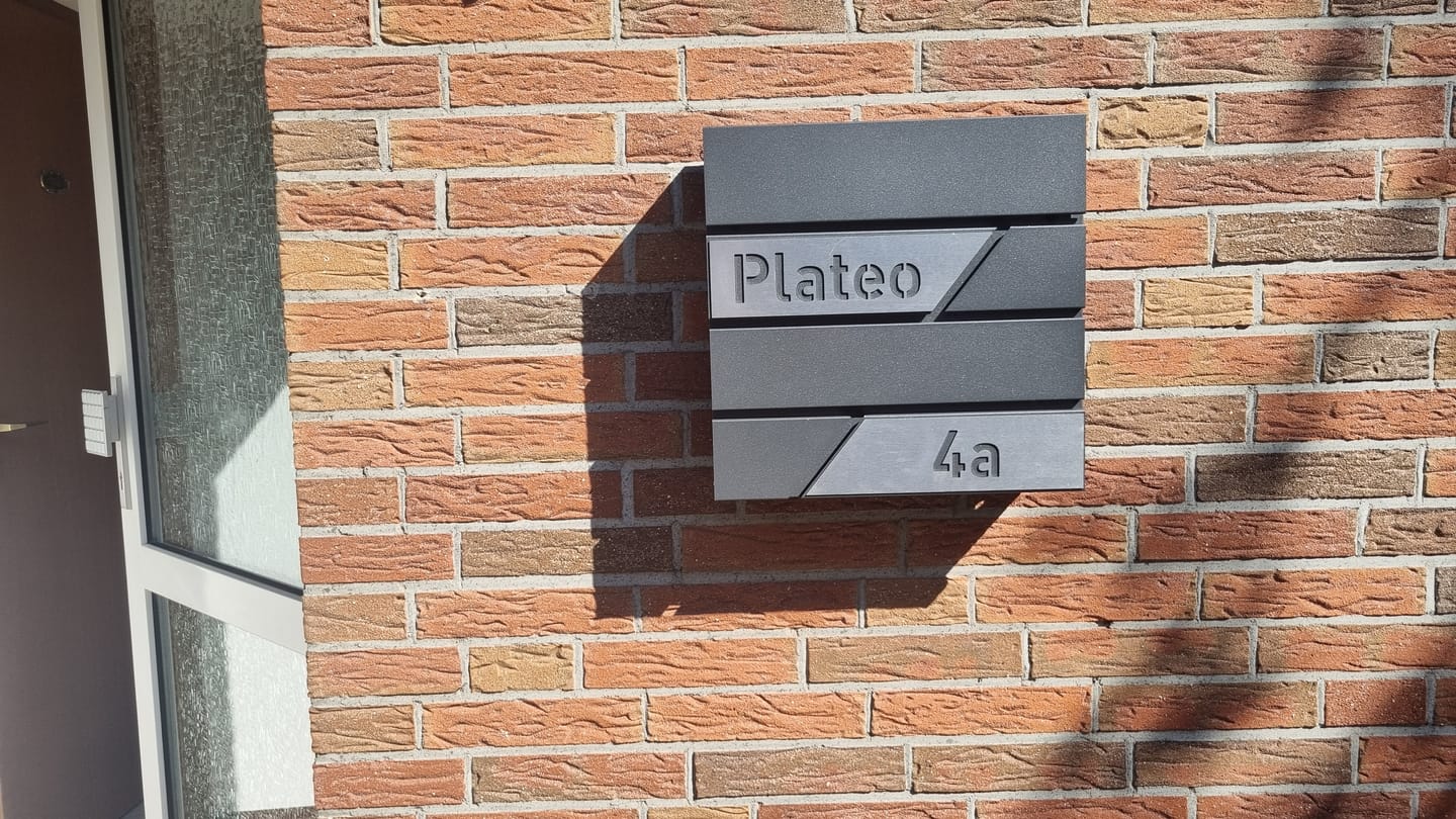 Customer photo review of AlbersDesign Briefkasten B1 Eisenglimmer (DB703) personalisiert mit Edelstahl-Schildern
