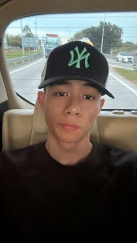 Customer photo review of 9FORTY A-Frame Trucker New York Yankees Color Era 2-Tone Black Snapback