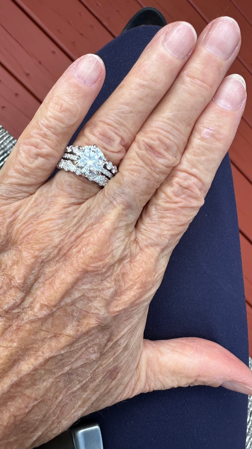 Customer photo review of S925 Moissanite 2.5 Ct Round Cut Full White/Green Stone Wedding Band for Women