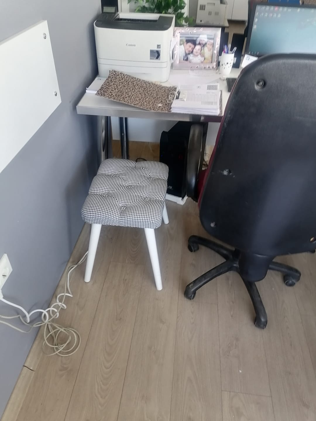 Customer photo review of Rani BM101 Puf Ahşap Ayaklı Tabure Siyah - Beyaz Kazayağı Desenli