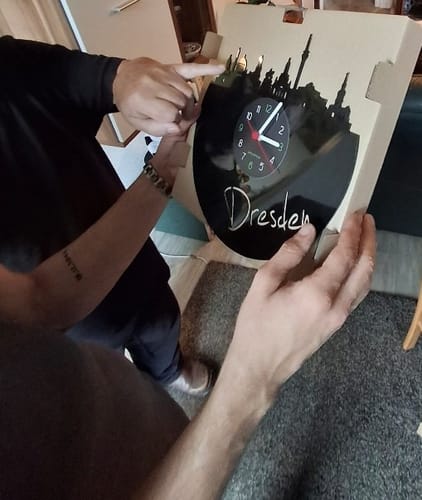 Kundenbewertung mit Foto zu Wanduhr aus Vinyl Skyline Dresden