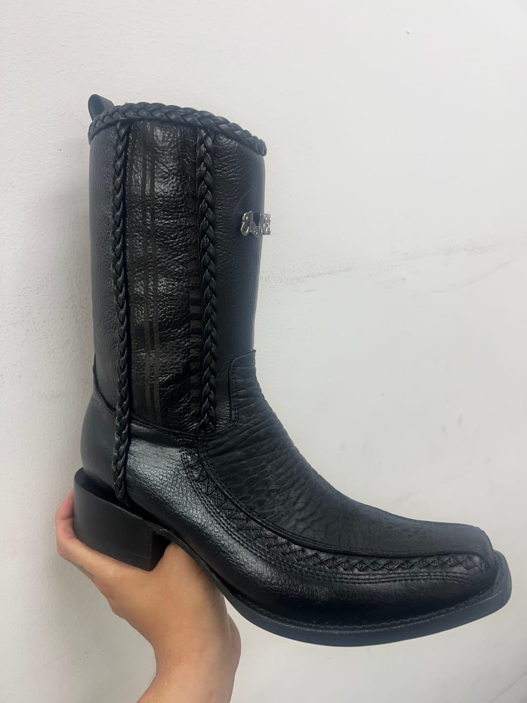 Customer photo review of BOTINES JEFE EN PIEL DE CUELLO DE TORO NEGRO