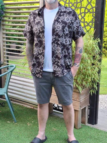 Customer photo review of Men's Floral Print Black Vintage Holiday Breathable Hawaiian Short Sleeve Shirt