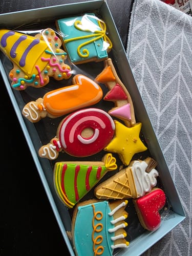 Customer photo review of Birthday Balloon Deluxe Biscuit Box