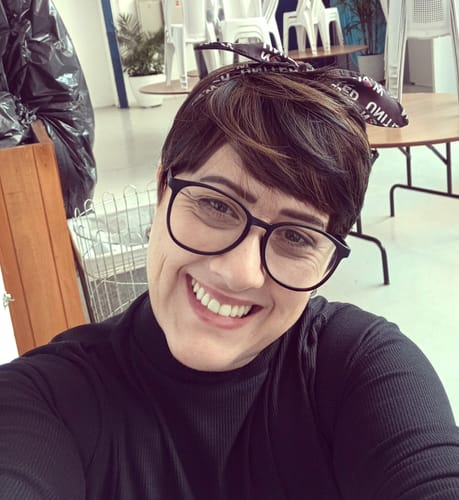 Customer photo review of Peruca Esther Castanho Escuro com Luzes Curta Franja (Premium)