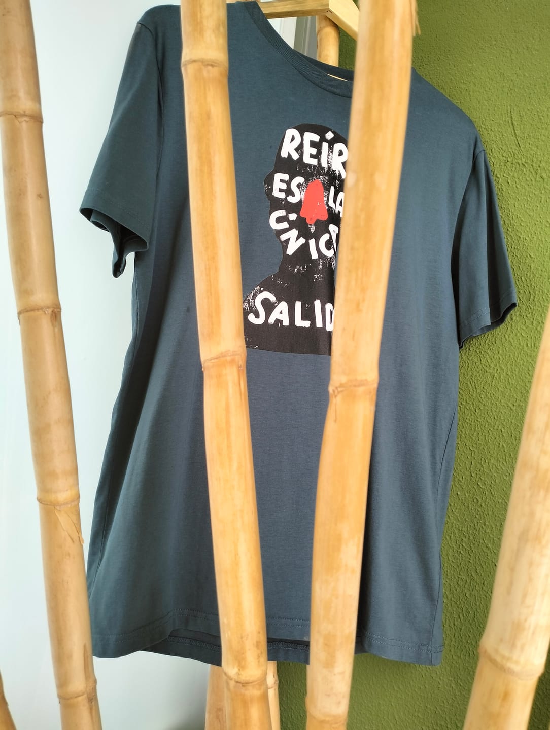 Customer photo review of Camiseta "Reír es la única salida"