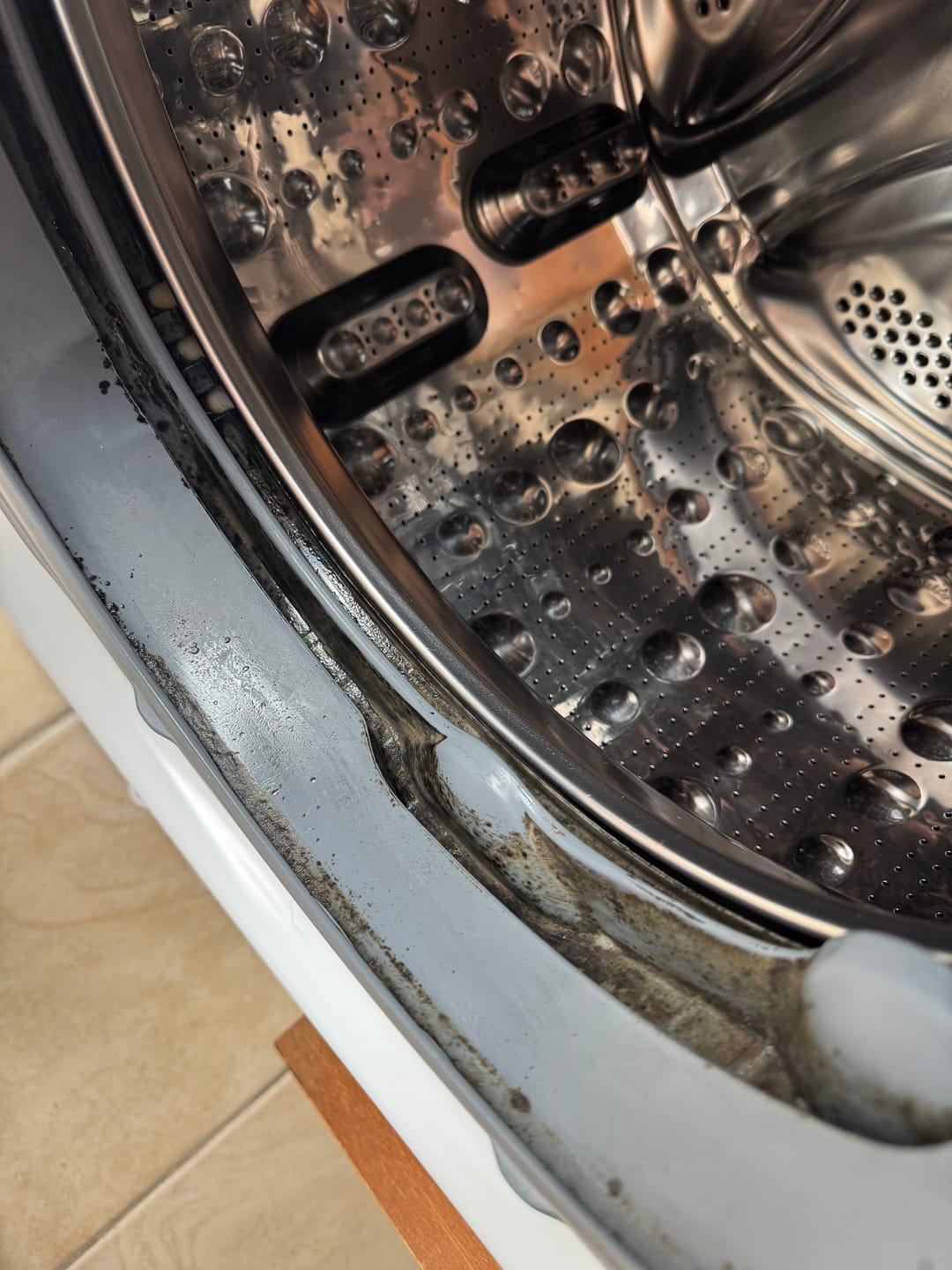 Customer photo review of GLASSGUARD® Miracle Mould Removal Gel