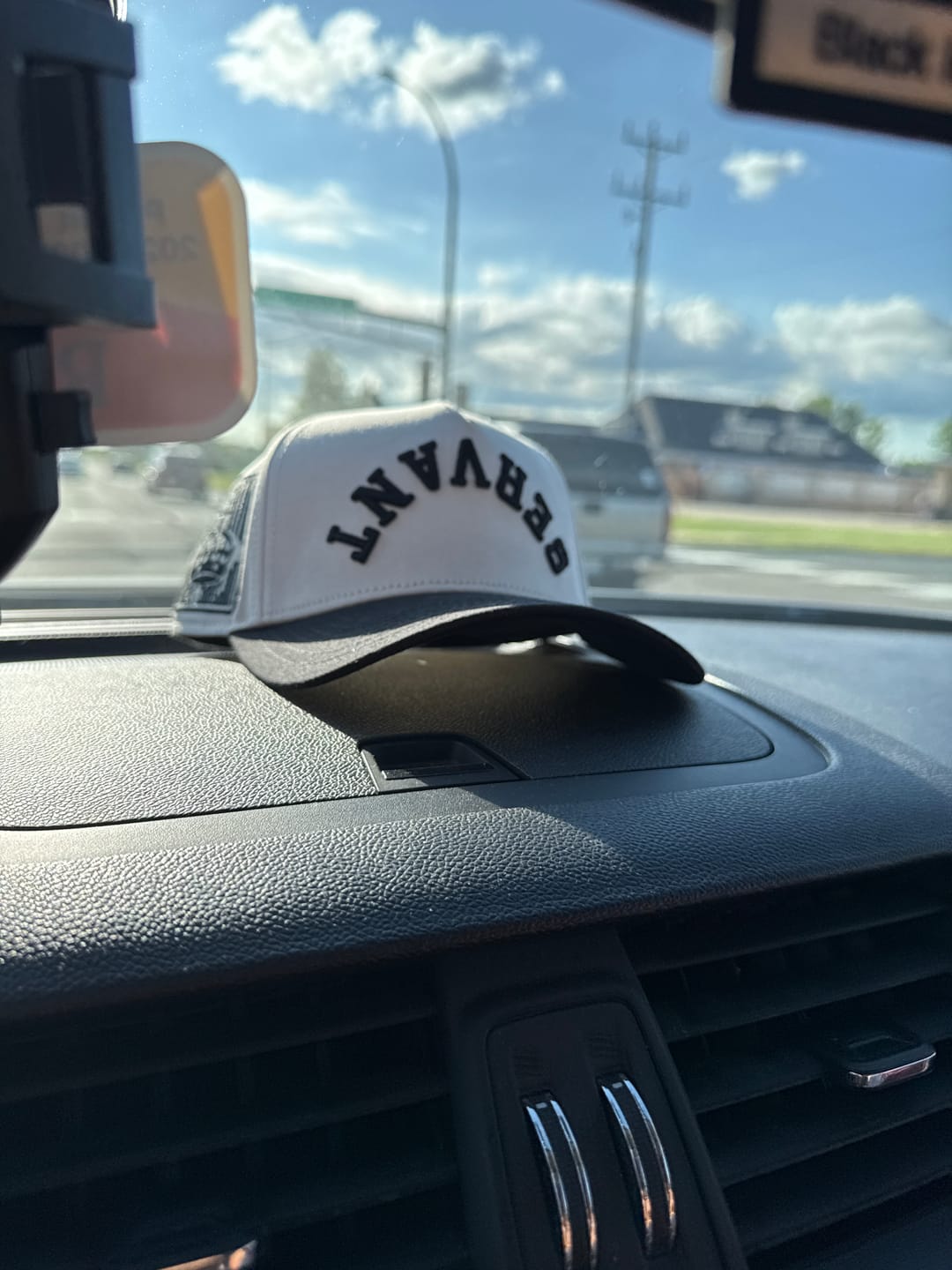 Customer photo review of ‘SERVANT’ Premium SnapBack - Cream/Black