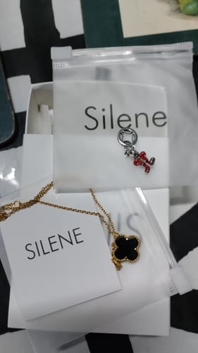 Customer photo review of Collar trébol negro bañado en oro