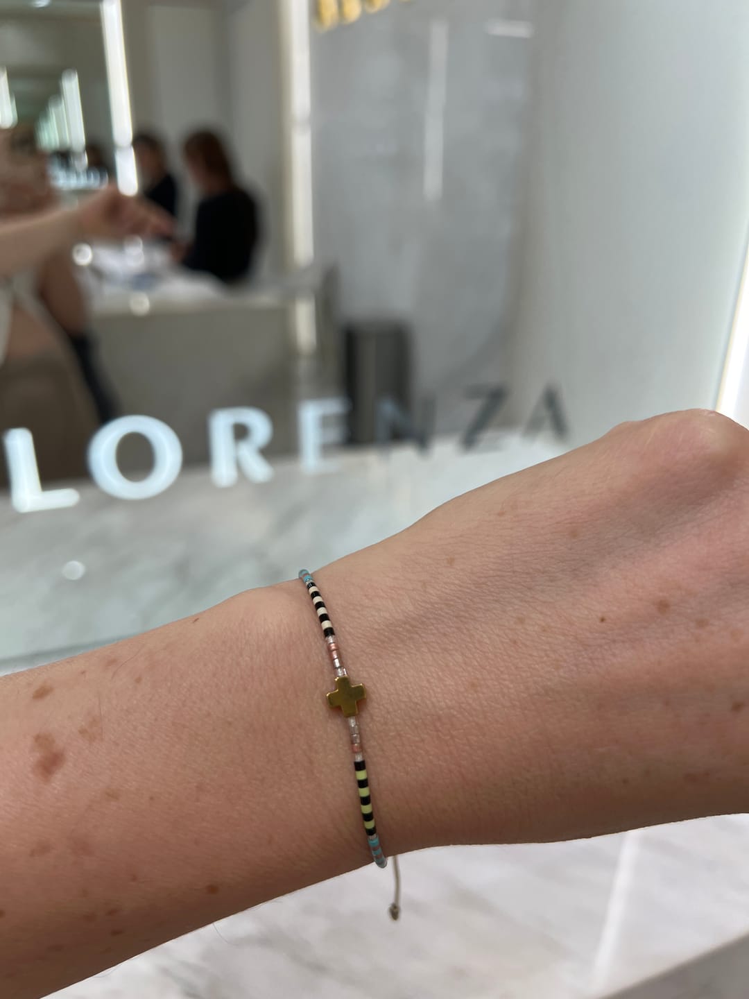 Customer photo review of Pulsera Chaquiras Colores Con Cruz