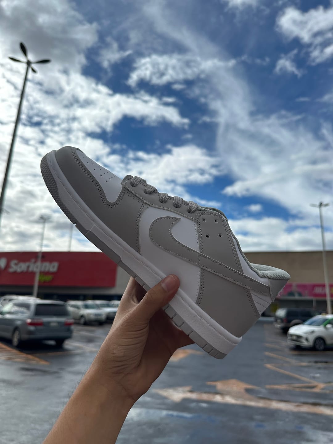 Customer photo review of Tenis Dunk Low Blanco Gris