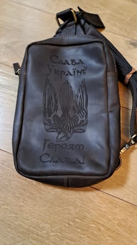 Customer photo review of Чоловіча шкіряна сумка-слінг з гравіюванням "Доброго вечора, ми з України!"