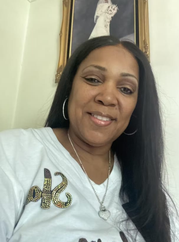 Customer photo review of MORE FACE Pre-bleached Straight Hair Wear Go Glueless Wig 7x5 Pre-cut HD Lace Pre-plucked