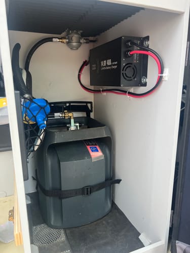 Customer photo review of Chargeur LiFePO4 14,6V 40A de Power Queen pour la Batterie LiFePO4