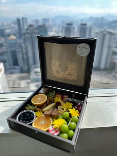 Customer photo review of Jasmine Super Cheese Fruits Box (With Unique Carved Box)