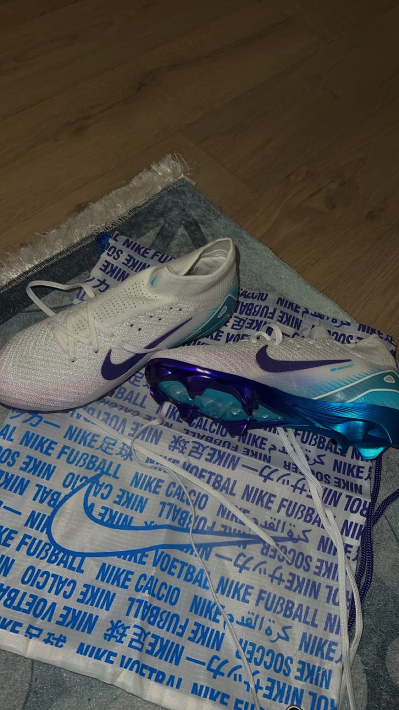 Customer photo review of Mercurial Superfly 10 Elite FG Chromatic Pack Blanc/Violet/Bleu
