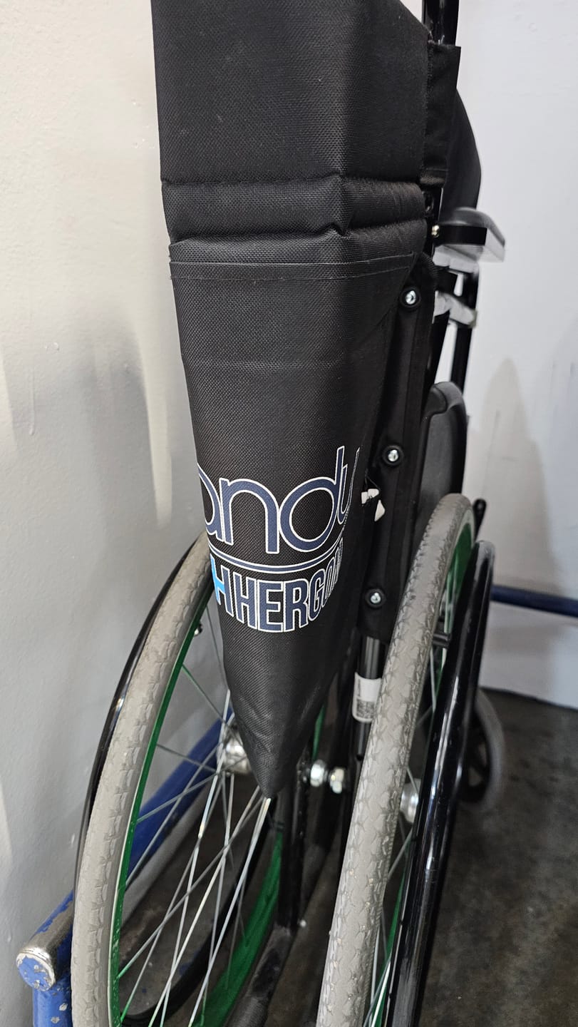 Customer photo review of Silla De Ruedas HANDY, Estructura de Acero, Freno de Seguridad y Llantas Neumática Básica / S150N Marca Handy