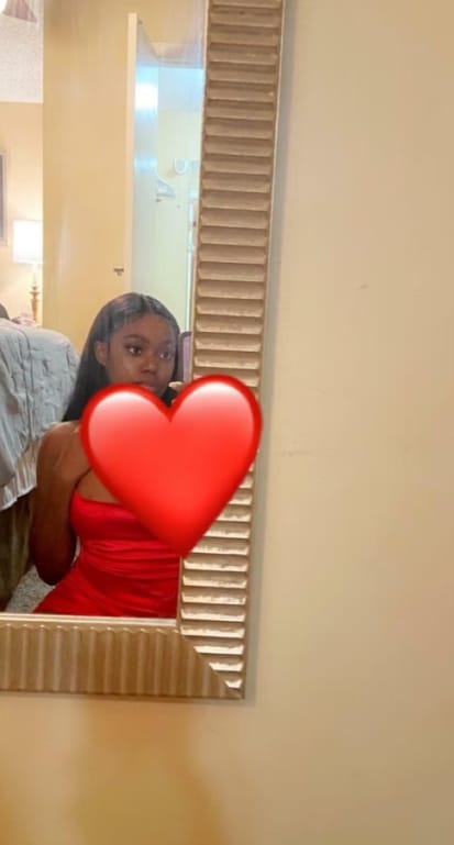 Customer photo review of MORE FACE 13x6 Lace Frontal Wig Preplucked Straight Human Hair Wigs With Baby Hair
