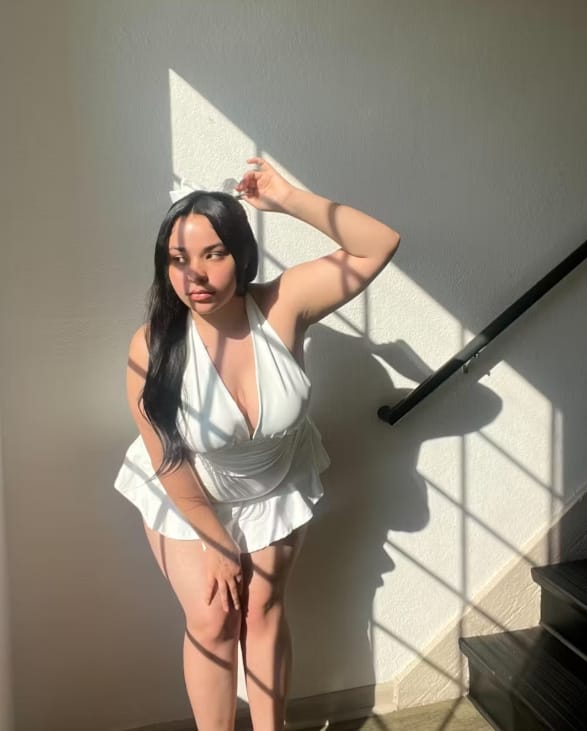 Customer photo review of MORE FACE 13x6 Lace Frontal Wig Preplucked Straight Human Hair Wigs With Baby Hair