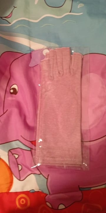 Customer photo review of Therapeutic Heat Gloves