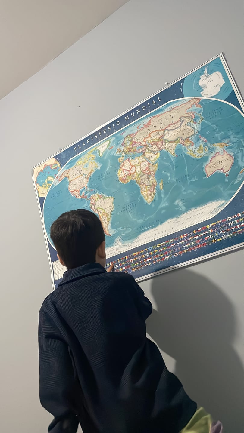 Customer photo review of Mapa del Mundo Político con Banderas y Europa 2024 - Lámina