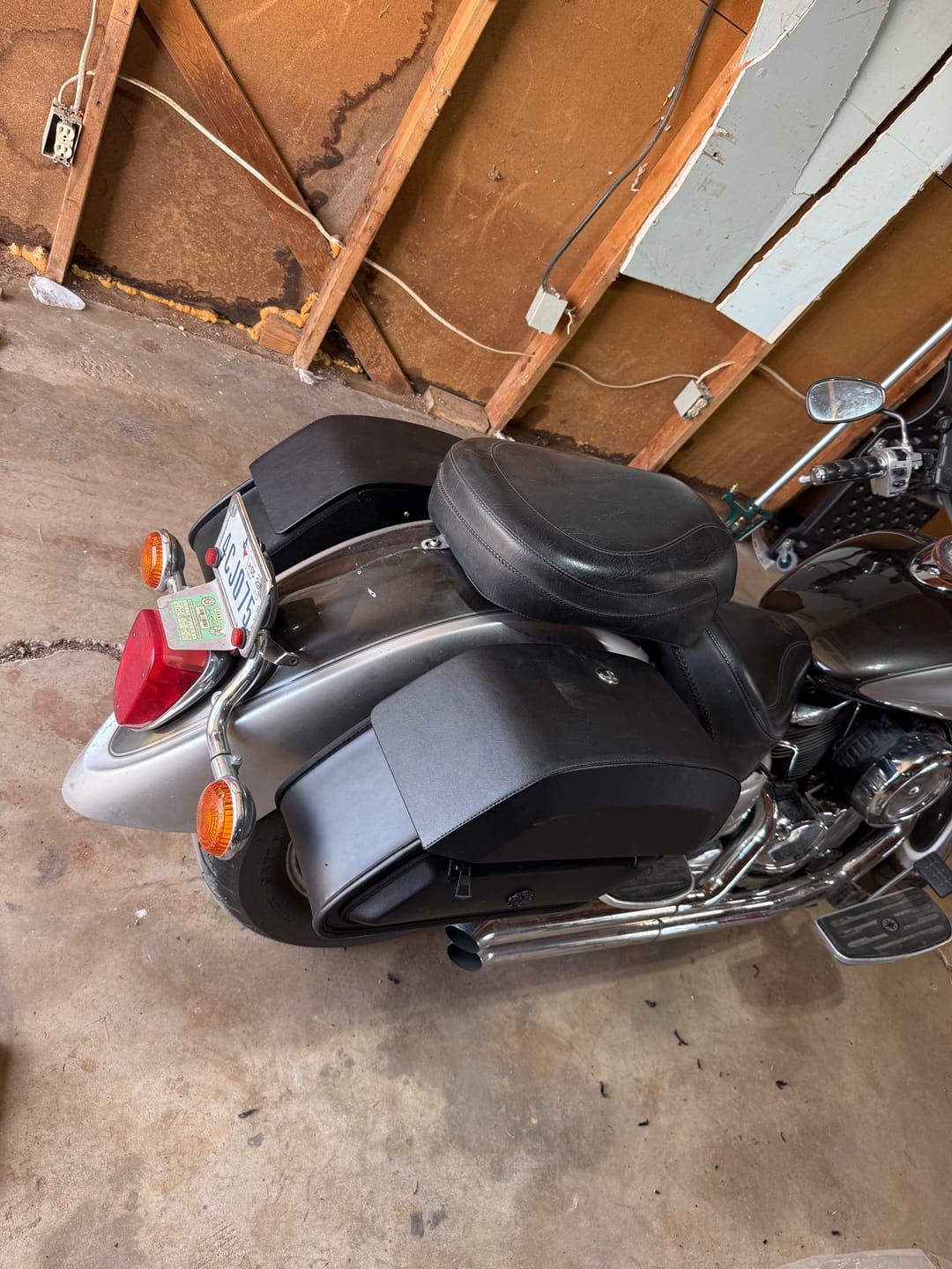 Customer photo review of 28L - Pantheon Medium Hard Mount Yamaha V Star 1100 Classic XVS11A Leather Motorcycle Saddlebags