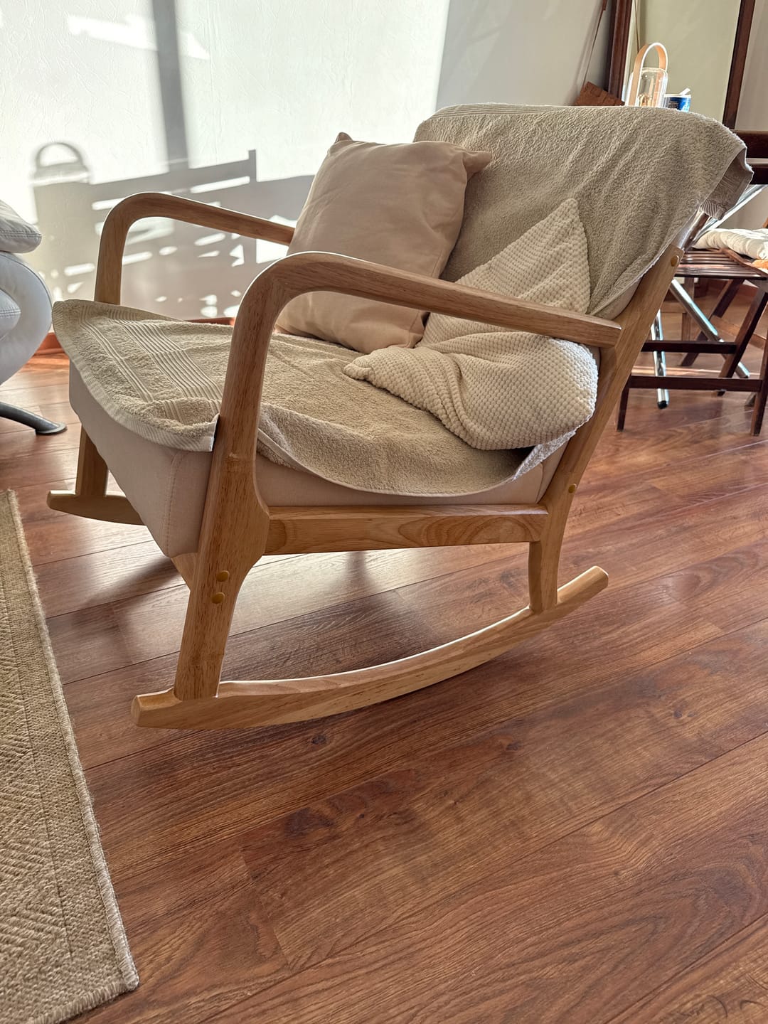 Customer photo review of DIANA - Rocking chair en bois massif et tissu beige