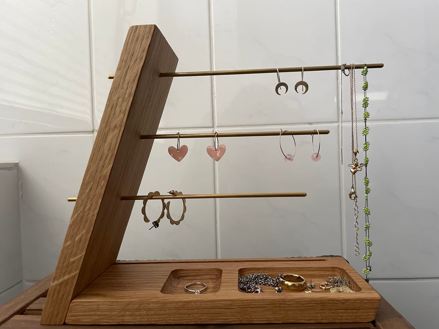 Customer photo review of Handgefertigter Schmuckständer – Ada aus edlem Eichen-Massivholz