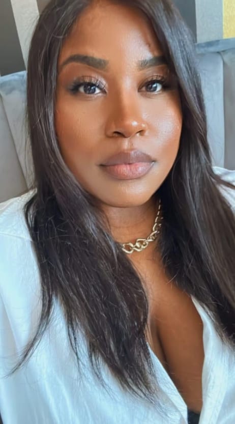 Customer photo review of MORE FACE Pre-bleached Straight Hair Wear Go Glueless Wig 7x5 Pre-cut HD Lace Pre-plucked