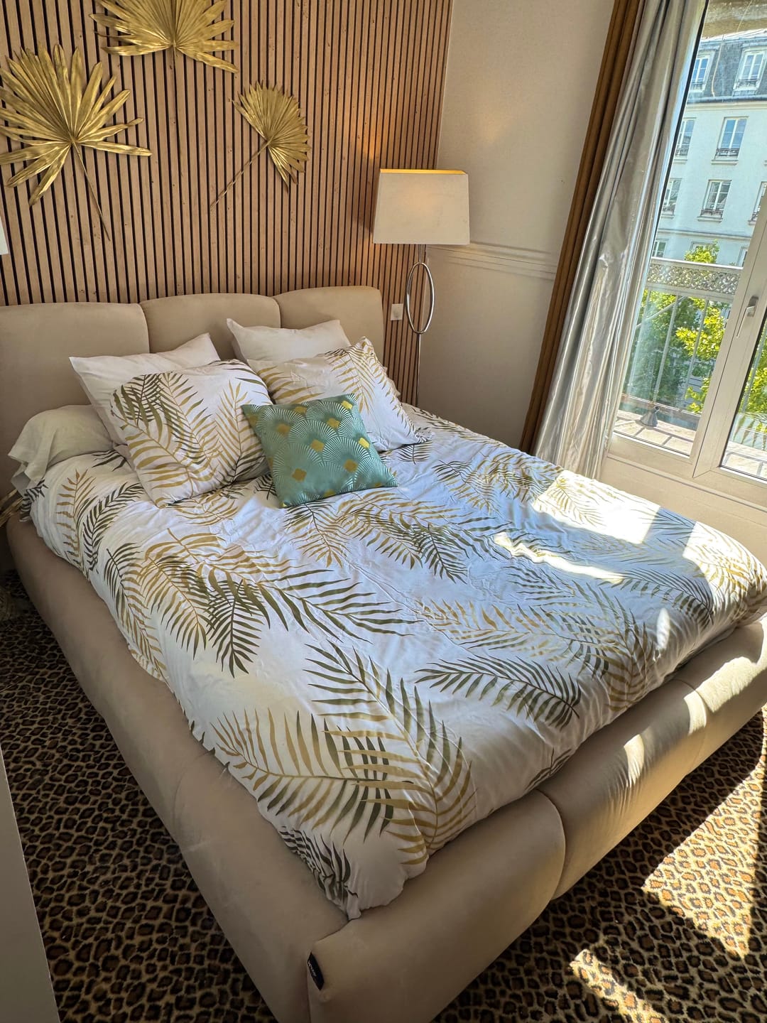 Customer photo review of Lit rembourré avec coffre de rangement - SOPHIE