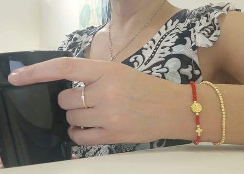 Customer photo review of Pulsera Chaquiras Con San Benito y Cruz