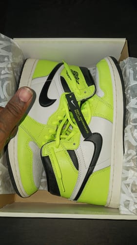 Customer photo review of Jordan 1 Retro High OG Visionaire
