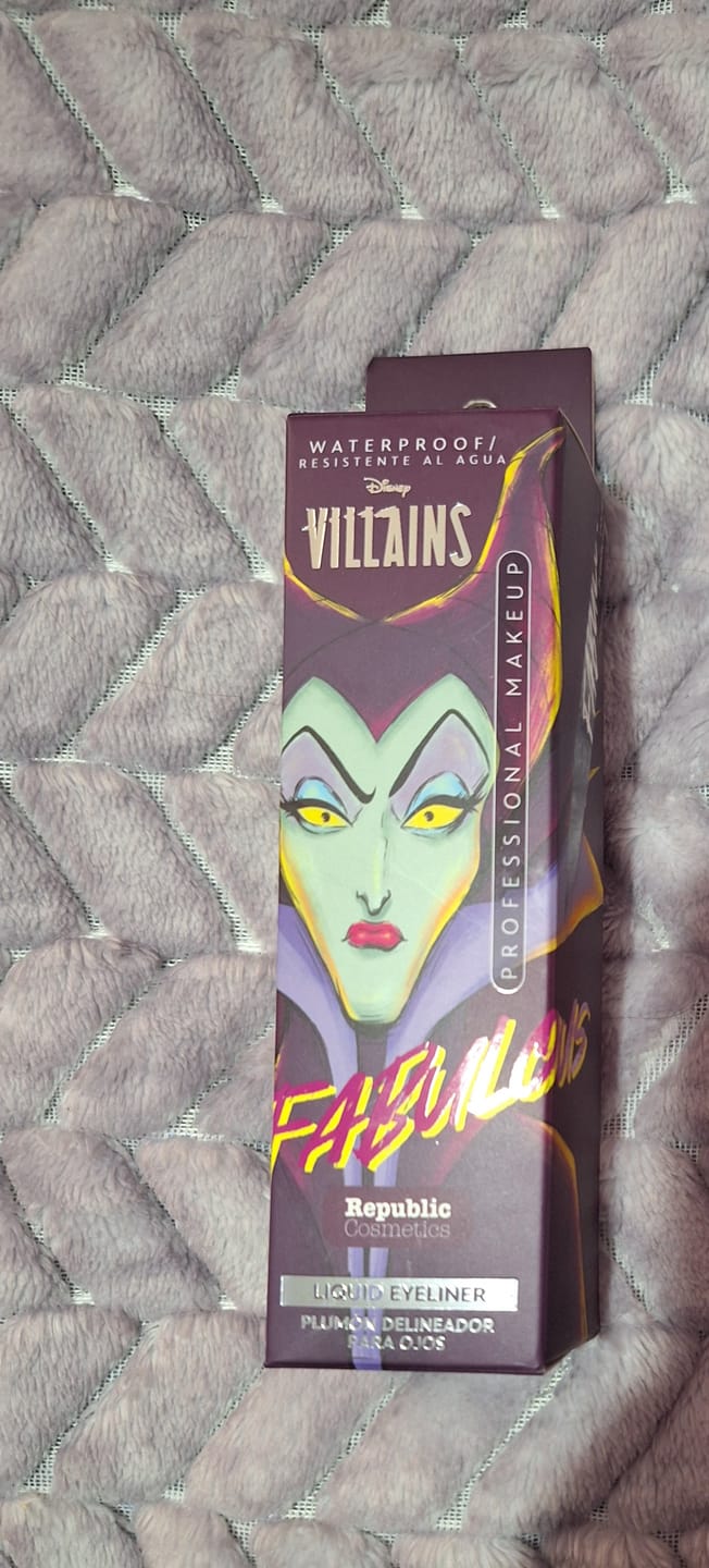 Customer photo review of Delineador de Ojos Líquido Maléfica