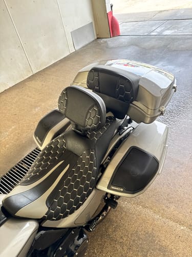 Customer photo review of HR3 Dark Platinum Pinstripe 5.5" Razor Style Tour Pack Luggage For 14-24 Harley Touring