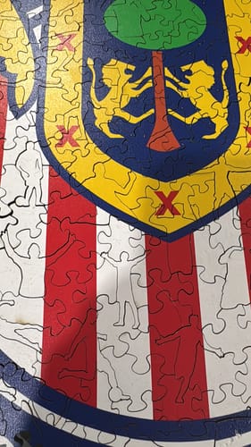 Paulina E. review of Chivas Guadalajara® Escudo - Rompecabezas de Madera image 1 out of 2