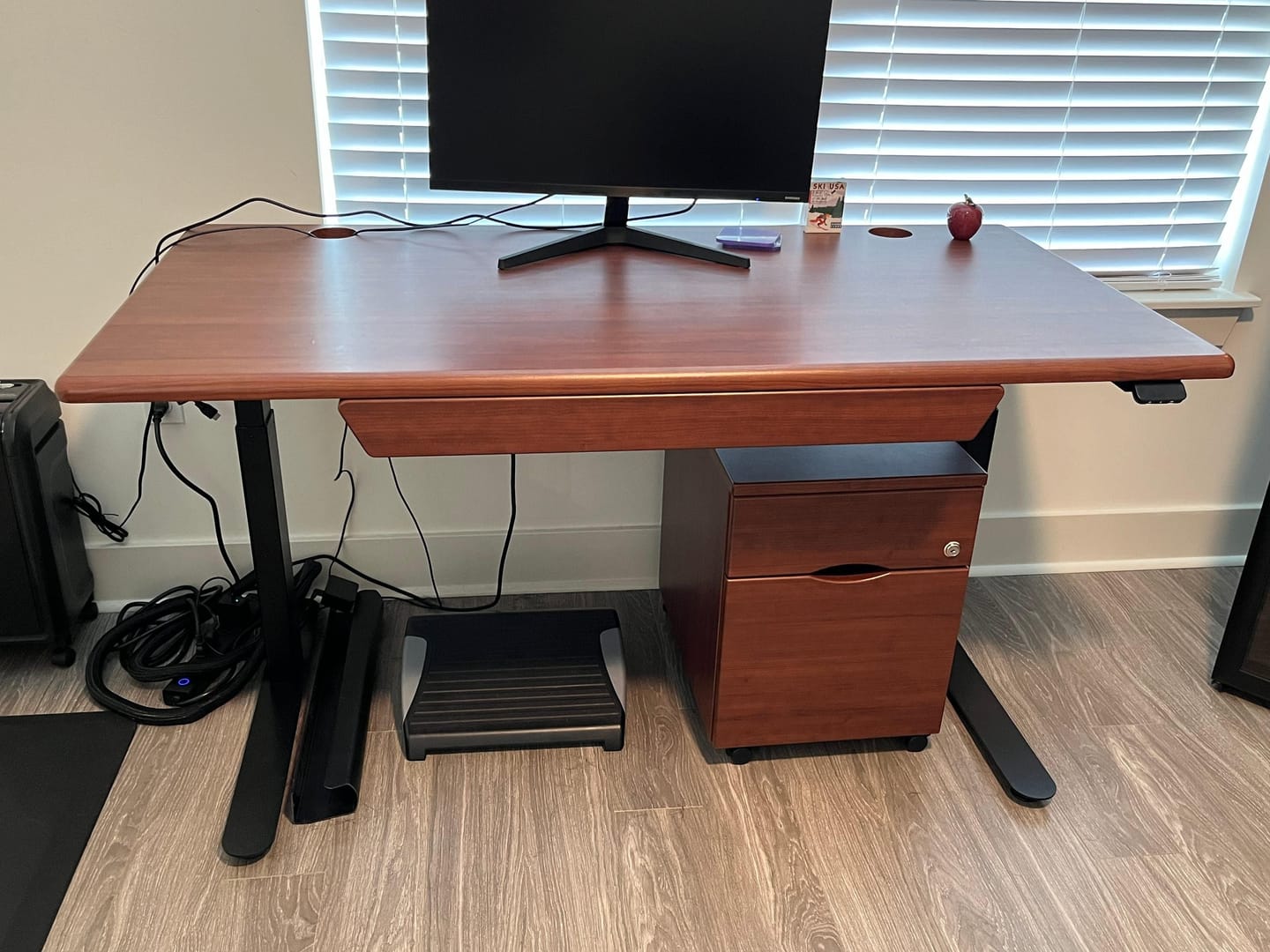 Customer photo review of Lander Standing Desk - 3D Laminate