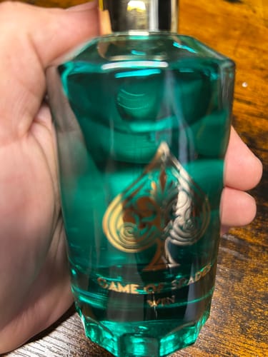 Reseña con foto de un cliente sobre Perfume Unisex JO MILANO GAME OF SPADES WIN 100ml PARFUM