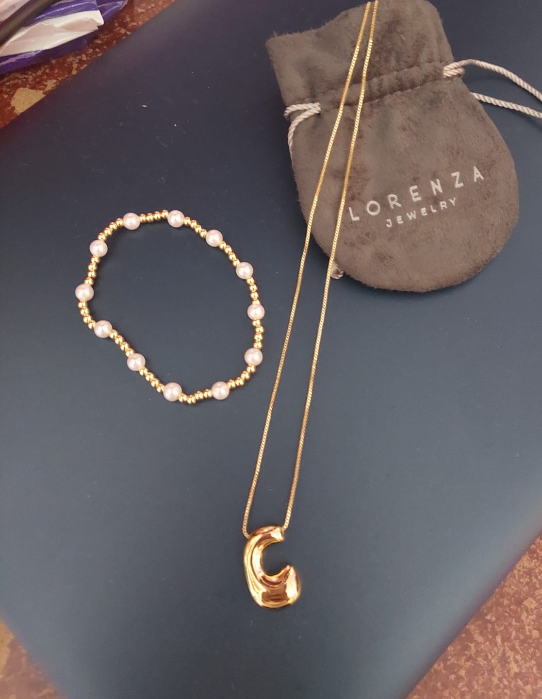 Customer photo review of Collar Inicial Bubble Dorado