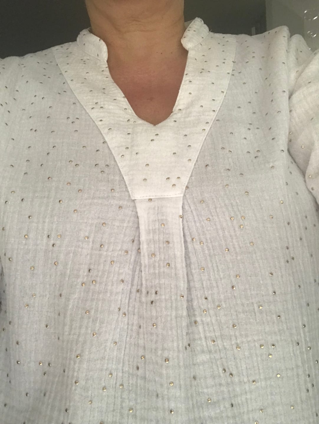 Customer photo review of Blouse Isabeau - double gaze de coton blanche plumetis or