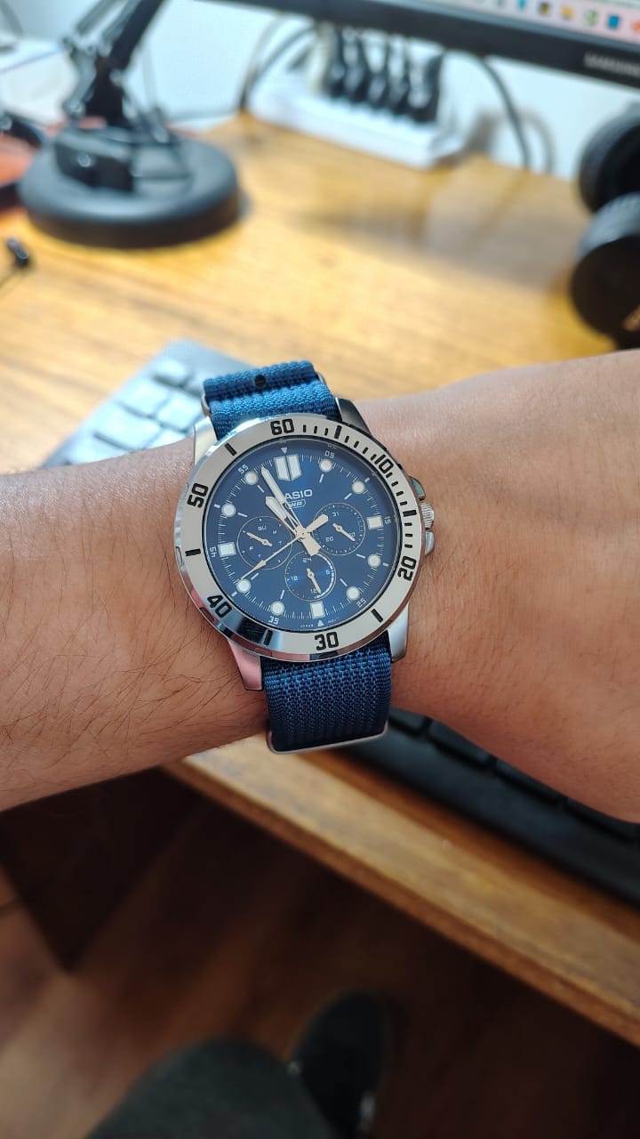 Customer photo review of Correa Nato Dando La Hora Azul