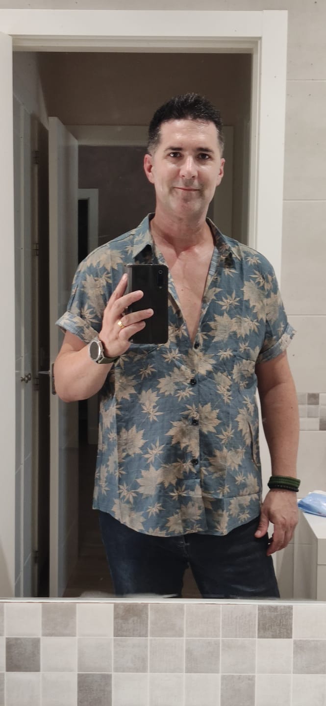 Customer photo review of Chemise d'été à manches courtes avec poche en coton et feuille d'érable pour hommes