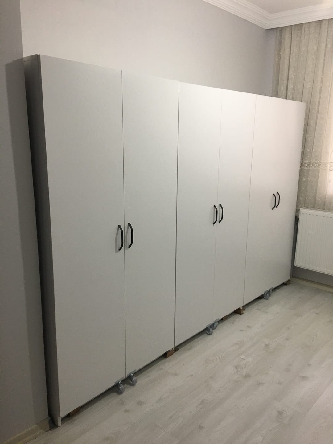 Customer photo review of Rani JE109 Çok Amaçlı Dolap Tekerlekli Üç Kapaklı Kiler Erzak Mutfak Dolabı Beyaz