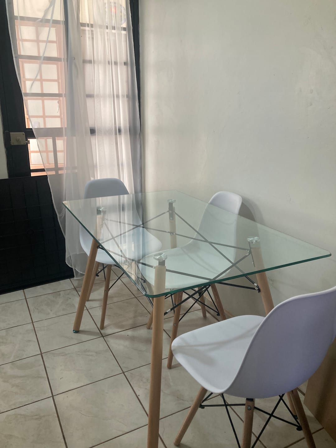 Customer photo review of Comedor Mesa Rectangular T5 + 4 Sillas Oslo