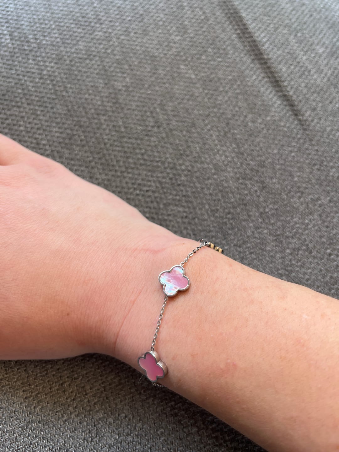 Customer photo review of Rosa Perlmutt Clover Armband | 18K vergoldet
